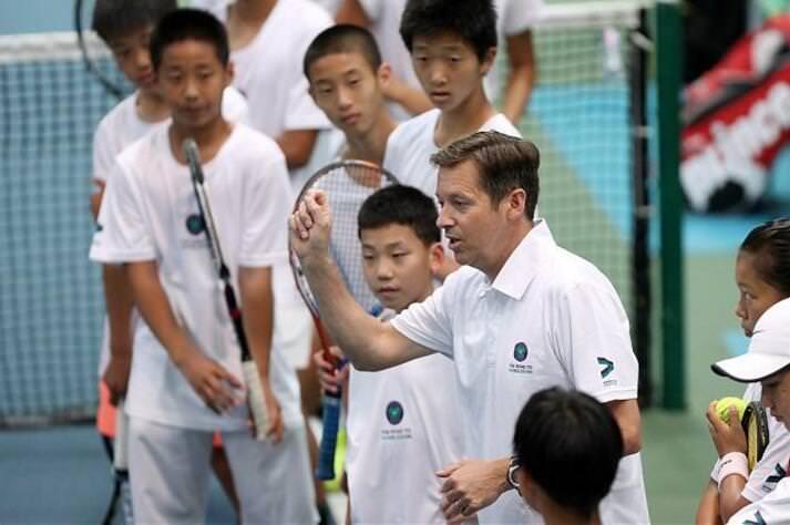 劳力士大使蒂姆･亨曼先生和全英草地网球俱乐部总教练丹･布劳汉姆先生在南京的中国网球学院亲身教授本地青少年网球手网球技术