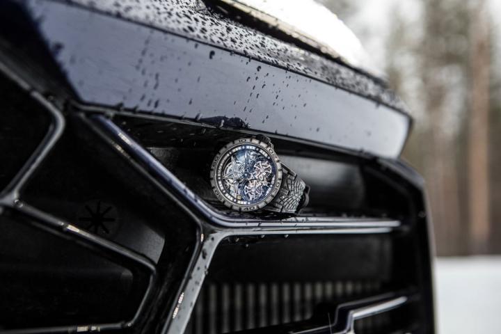罗杰杜彼全球仅发行8只的限量版Excalibur Pirelli Ice Zero 2腕表采用与倍耐力Ice Zero 2轮胎相同的不锈钢镶钉图案，留下强烈的视觉印象