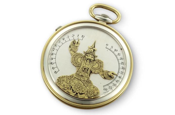 用人偶双臂化为逆跳时分针的设计,源自 1930 年代 "魔术手" 怀表,此经典设计将时间显示与戏剧感结合,新作承袭并突破,延续江诗丹顿在逆跳显示上的历史创意。