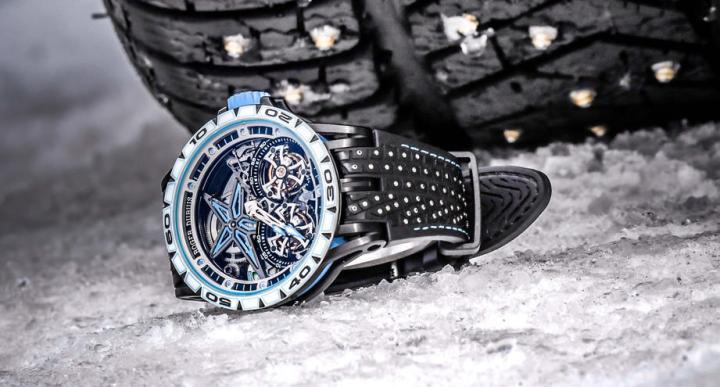 Pirelli Sottozero™双飞行陀飞轮腕表。白色陶瓷表圈搭配蓝色标记，衬托出由钛金属和蓝宝石水晶玻璃组成的表壳，并为崭新的RD105SQ手动上链机芯提供了非凡的视觉效果