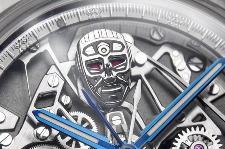 12 点钟的钛金属机器人眼睛会随计时变色,例如黄色运行、红色停止、蓝色归零,兼具玩味与直观指示功能。