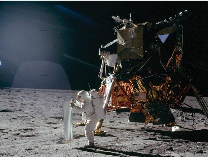 OMEGA超霸专业「阿波罗11号」45周年限量版腕表印记了人类首次登月的传奇，同时也记载了Speedmaster腕表与这段伟大历史的渊源