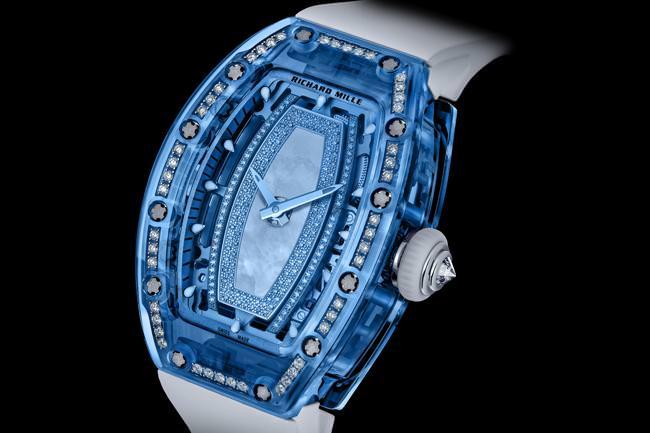 RICHARD MILLE透过彩色蓝宝石水晶材质，展现品牌对表壳材质研发的全新创意
