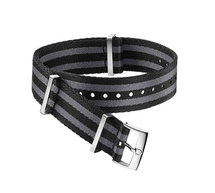 黑灰相间5条纹尼龙表带，搭配精钢表扣和固定式表带夹