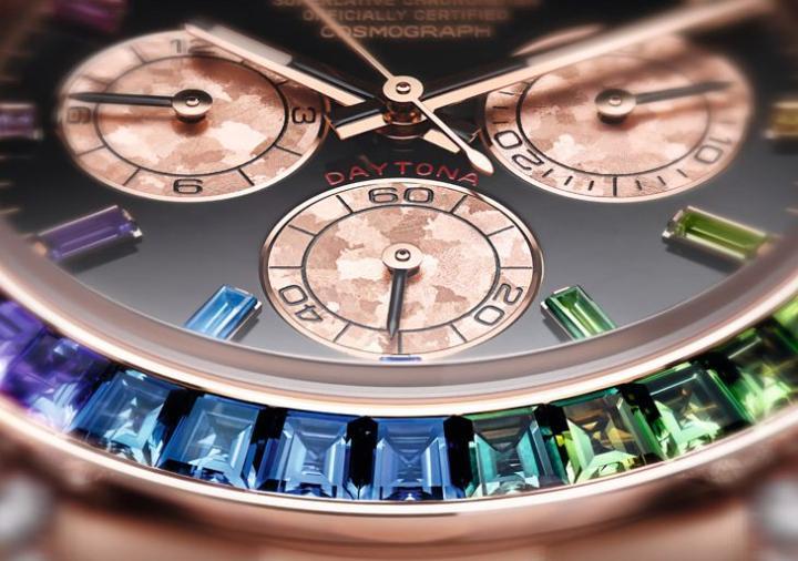 腕表采用黑色漆面搭配18ct粉红金晶计时盘，让华丽元素贯彻始终