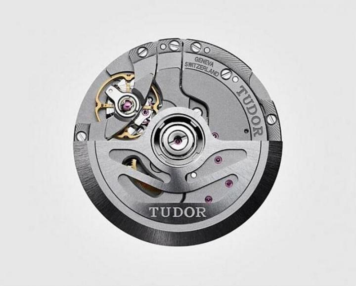 作为TUDOR与百年灵彼此互利共生的优质机芯，MT5612是一枚具有瑞士天文台C.O.S.C.认证的好芯，硅游丝、四珐码摆轮与稳定可靠的表现，让人爱不释手，也是二十万以内值得收藏的优质机芯之一