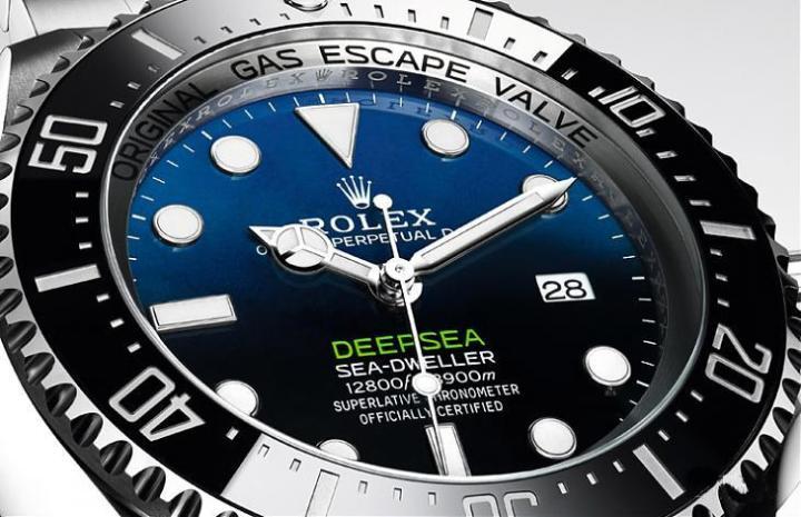 Deepsea的D-blue色表面由深蓝色渐变至深邃的黑色。为向深海挑战探险活动（Deepsea Challenge）致敬