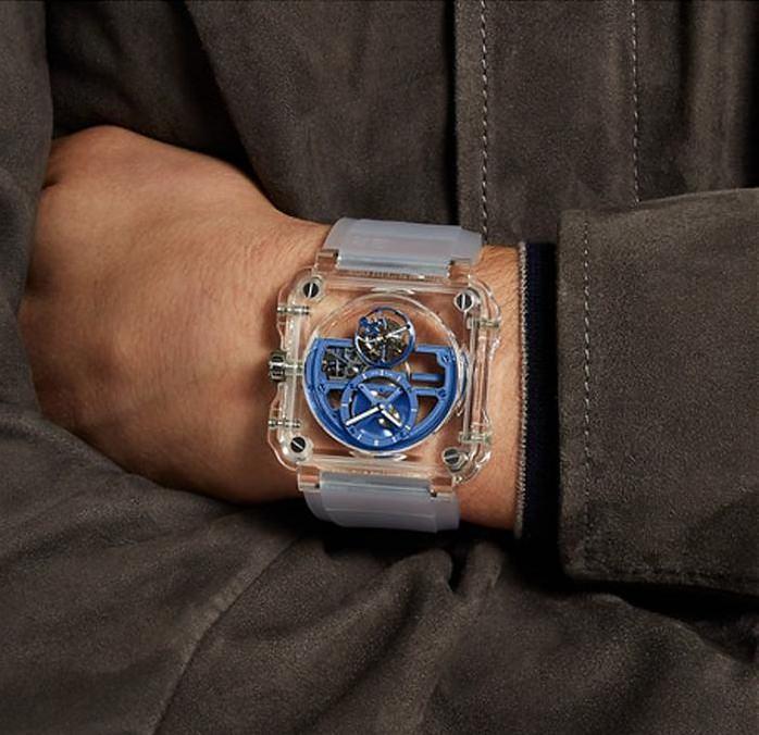 蓝色的BR-X1蓝宝石玻璃陀飞轮腕表仅限Mr. Porter网站发售，特别的是消费者购表后，将会由一位品牌制表师亲自将表款送至消费者手中