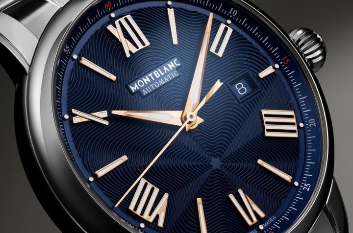 手表面盘富有辨识度的六角星扭索纹镀上蓝色，搭配镀玫瑰金色指针与时标，展现高雅绅士品味。