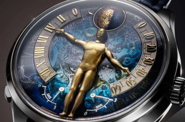 面盘以人偶双臂作逆跳指示,搭配乳光白金弧形刻度轨道,蓝宝石面盘描绘 1755 年日内瓦星空,底部设两段式动力储存显示,实现对称均衡,兼具技术与艺术的和谐之美。