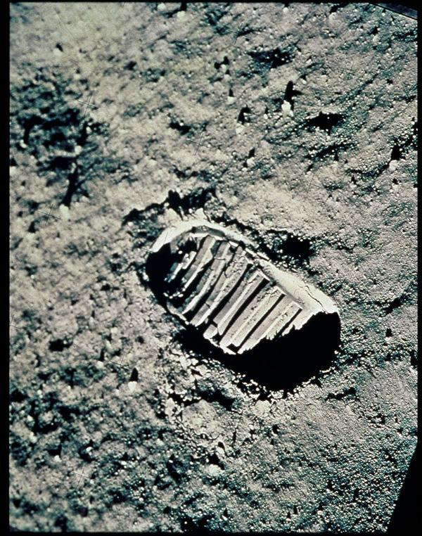 人类登上月球的脚印