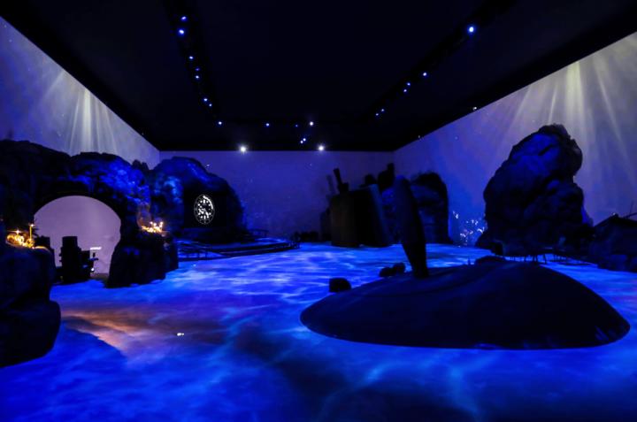 栩栩如生的互动式动态装置覆盖了逾800平方米的 场地，宾客们可以360°欣赏海底深渊的全景风貌，伴随着成群的饥饿鲨鱼，在19到20世纪的沉船遗迹间穿行