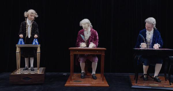 （左起）雅克德罗魔术师自动玩偶、画家自动玩偶、作家自动玩偶