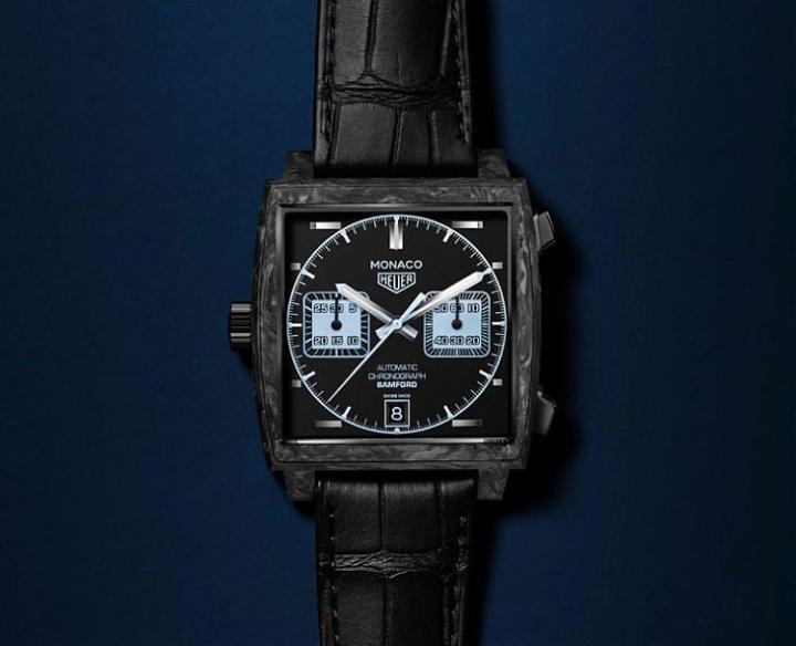 改装版Monaco以超轻量又极坚固耐用的碳纤维制作表壳，并采用BAMFORD Watch Department偏爱的水蓝色调，使腕表充满时尚气息