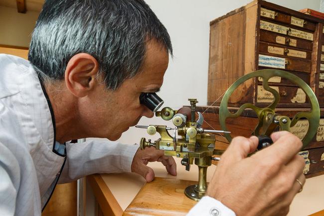 在爱彼古董钟表修复中心里，保存了几个世纪前流传下来的钟表零件和原始图纸，可以修复表龄超过百岁的钟表，守护住专业的制表工艺