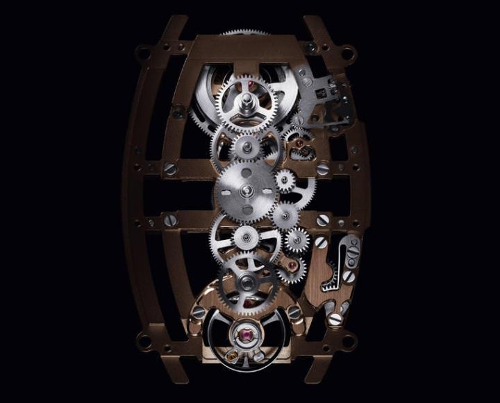 为了确保Tonneau双时区镂空腕表的修长造型，齿轮系全都均设于12点和6点之间