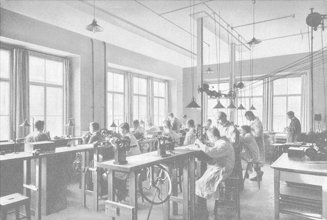 由莫利兹．格罗斯曼创建的著名的德国钟表学校为格拉苏蒂提供了大量的受过精良培训的制表师