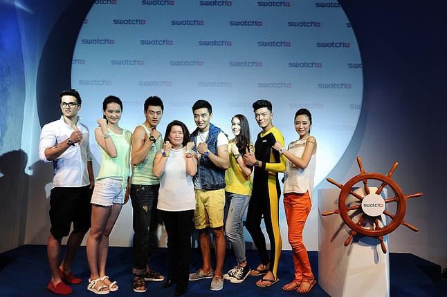 斯沃琪集团 Swatch Group 中国区总裁陈素贞女士与模特共同演绎斯沃琪潜水风尚