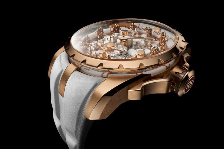 全新圆桌武士系列表径 45 毫米,搭载 RD821 机芯,聚焦于魔法师梅林对湖中女神的深情挚爱,并以湖中女神的水晶宫殿为灵感。