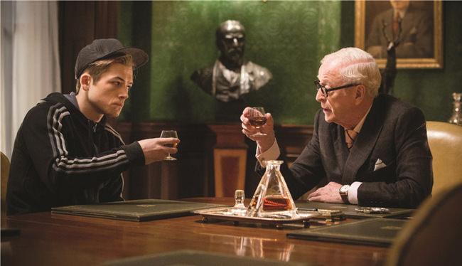 《皇家特工：间谍密令》的演员Taron Egerton和佩戴了BREMONT Kingsman特别版玫瑰金腕表的Michael Caine