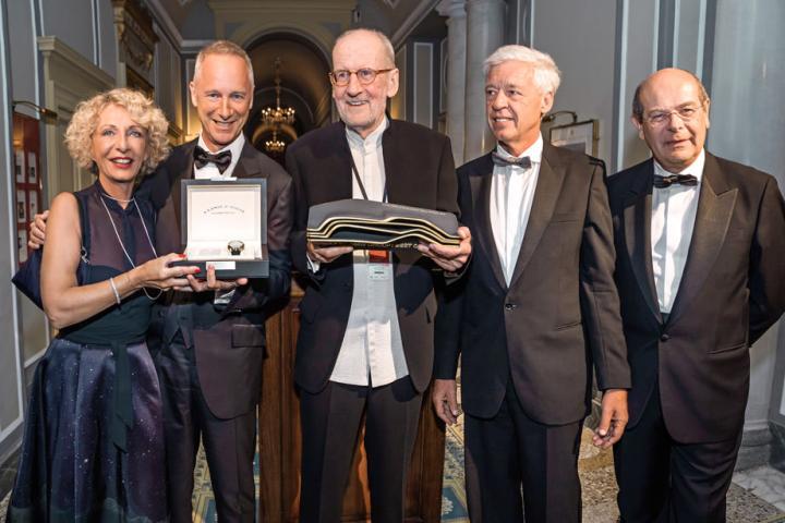 Concorso d'Eleganza Villa d'Este古董车展颁奖典礼上，朗格总裁Wilhelm Schmid（左二）与得奖伉俪Friederike Hrubesch-Mohringer博士（左）和Andreas Mohringer（中）、宝马集团经典车部门主管Ulrich Knieps（右二）和设计师Lorenzo Ramaciotti（右）