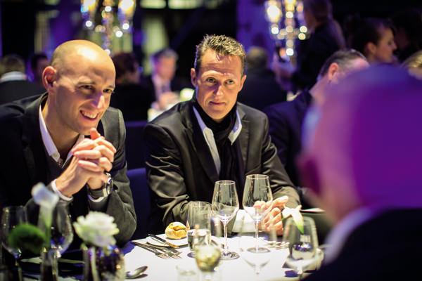 爱彼市场营销总监Tim Sayler（左）与爱彼品牌形象大使迈克尔•舒马赫（右）共进晚餐