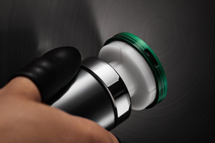 为了在 Escale 经典外型中融入一体成型的宝石环，必须重新设计表壳内部的比例与几何结构，才能实现理想中的视觉与工艺效果。