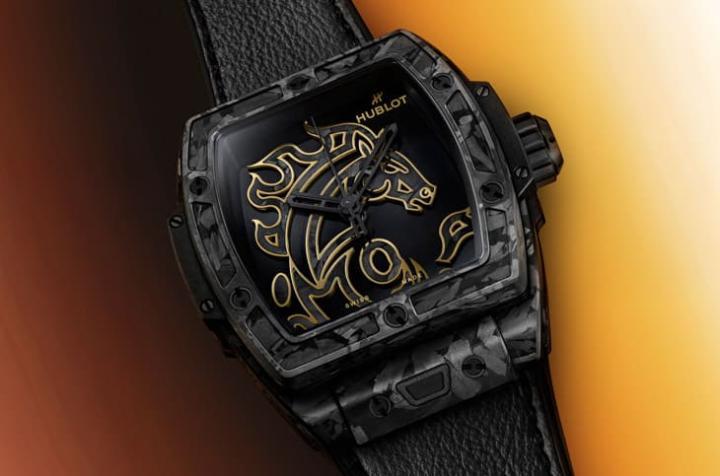 Spirit of Big Bang 马年限量表取材唐代壁画奔马意象，以黑马之姿诠释雄心、突破与迎向新年的进取能量。