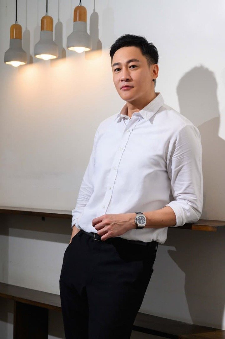 何润东偏好搭配黑色胶带的款式，认为它搭配运动休闲装扮非常轻松自如