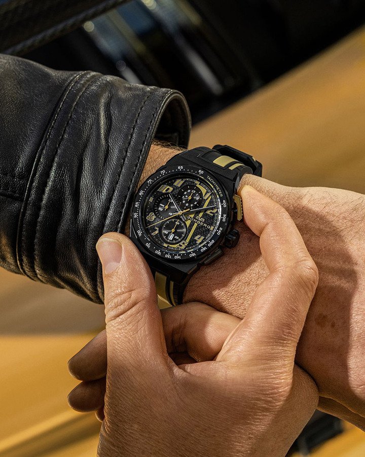 Bomberg 全新发布 Apex Carbon JP 黑金传奇计时码表，致敬赛车黄金年代。