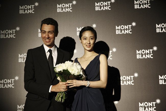 万宝龙亚太区总裁Julien Renard献上美丽花束欢迎全新万宝龙中国地区品牌大使桂纶镁的加入