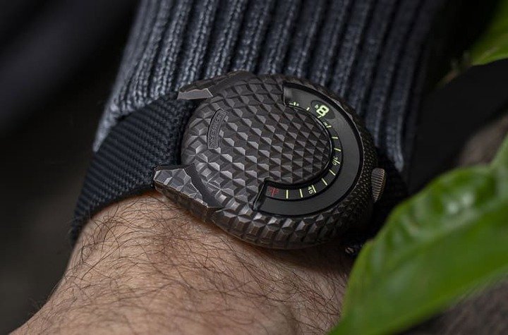 与鳞状纹表壳呼应的还有URWERK独树一帜的卫星漫游小时系统，跳脱传统的显时方式让手表充满赏玩逸趣。