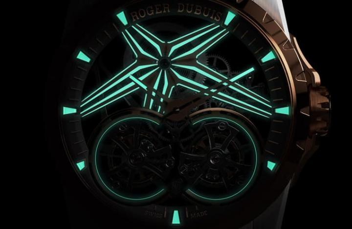 包括时标、星形桥板、指针与陀飞轮框架皆涂上SuperLumiNova™夜光涂料，使手表能在暗处散发迷人光芒。