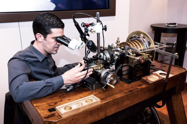 图为大师Franco Ricci示范手工机刻操作，灵敏的手感非常重要