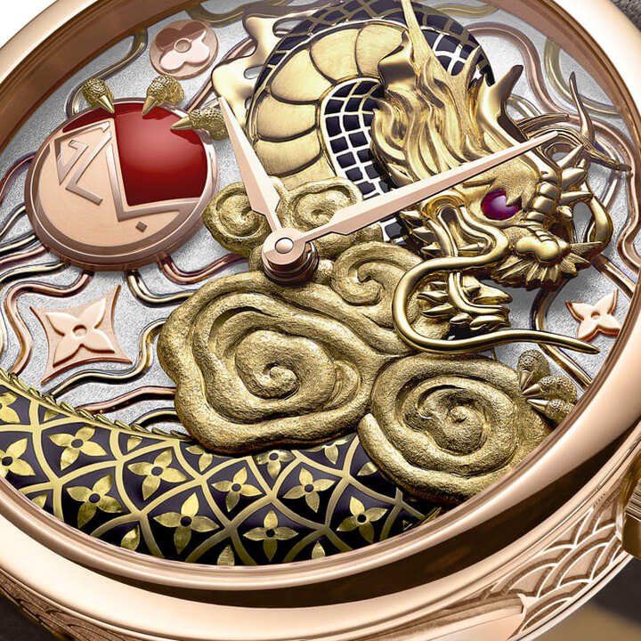 “奇幻宝箱”系列云中之龙，面盘揉合手工锤打金属、雕刻、珐琅、宝石镶嵌等工艺，呈现翱翔于空中的飞龙戏珠画面。