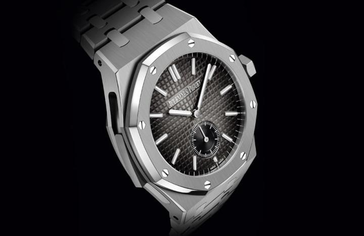 继前两年后，AP再度推出采用钛金属表壳的皇家橡树超问表，这次手表换上灰色渐层面盘，搭配黑色调小表盘，形成同款中首见的双色调风格