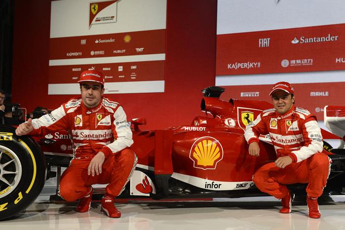 上周，法拉利车手阿隆索（Fernando Alonso），左，与马萨（Felipe Massa）携手为新车F138揭幕