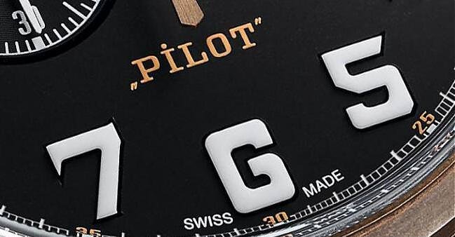 伴随青铜材质而来的，通常就是复古设计，ZENITH Pilot系列的二代青铜表不仅显得古意盎然，飞行表所具备的放大阿拉伯数字时表更衬托出浓厚的复刻氛围