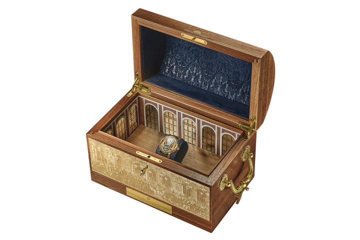 明星传承系列悬浮外置陀飞轮腕表凡尔赛宫限量版 8，专属胡桃木表盒。
