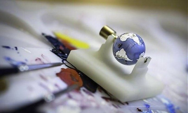 球体地球仪每24小时转一圈，代表每日自转时间，同时其上的地图为芝柏创立时的1791年世界全貌，相当具有品牌特色。