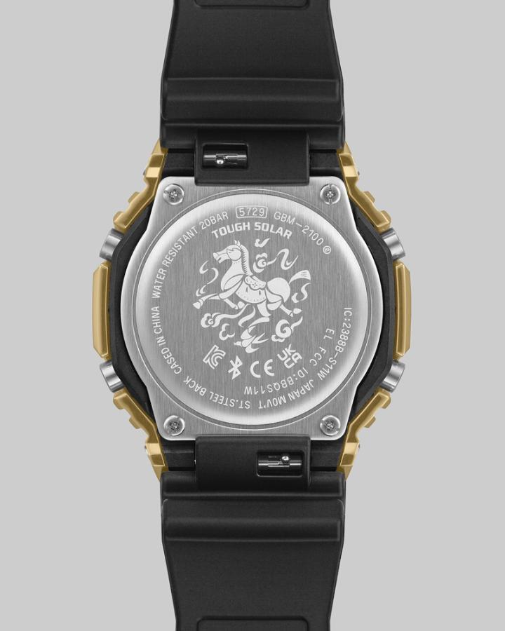 背盖饰有千里马图案，寓意开春大吉、马到成功。