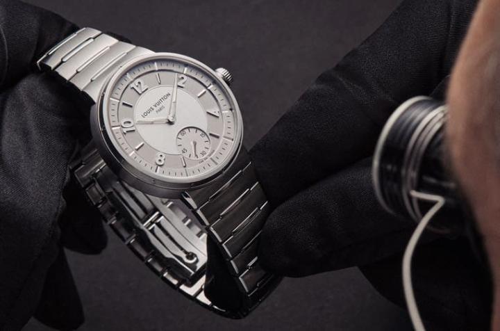 路易威登决定调整腕表产品线，将设计与产能重心放在升级，朝向发展高级制表的圣殿，一如2023年推出的Tambour自动小三针腕表拥有更理想的细节。