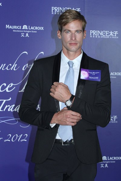 模特儿演绎艾美表Masterpiece Tradition腕表