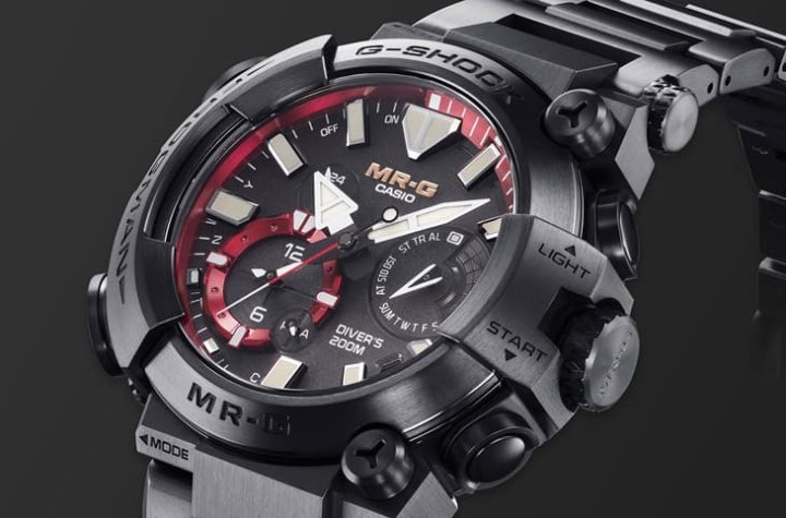 G-SHOCK以钛金属材质制作MR-G Frogman蛙人潜水表新作，手表外观经过镀黑处理，塑造出强悍低调的印象。