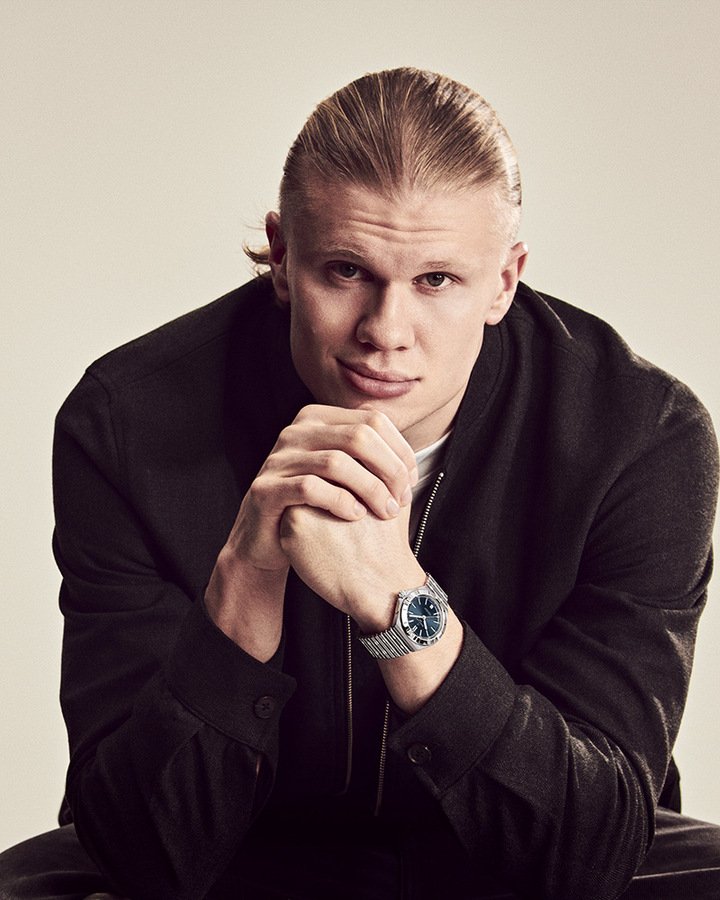 百年灵品牌大使 Erling Haaland 佩戴 Chronomat B01 40 毫米不锈钢蓝色表盘自动腕表。