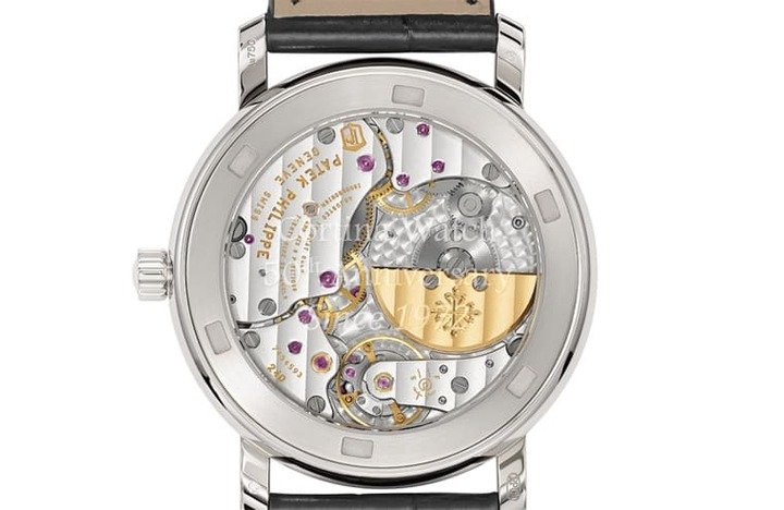 Calatrava 5057G-010透明底盖印有\"Cortina Watch 50th Anniversary - Since 1972”字样，可让人一窥240 PS IRM C LU自动机芯的样貌。