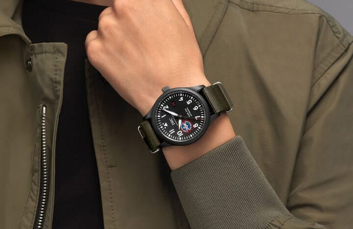 IWC以2018年专为Top Gun美国海军战斗机武器学校毕业生制作的特别版为灵感，打造出全新作品马克十八飞行员系列Top Gun海军空战部队“SFTI”特别版