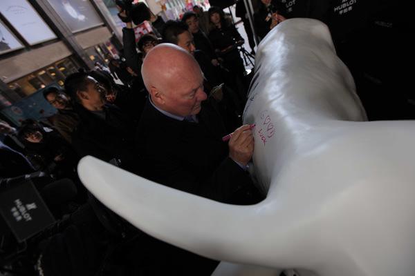 比弗先生，张丰毅先生和刘忠阳先生在有着浓郁瑞士风情的奶牛上为宇舶表新店题写寄语