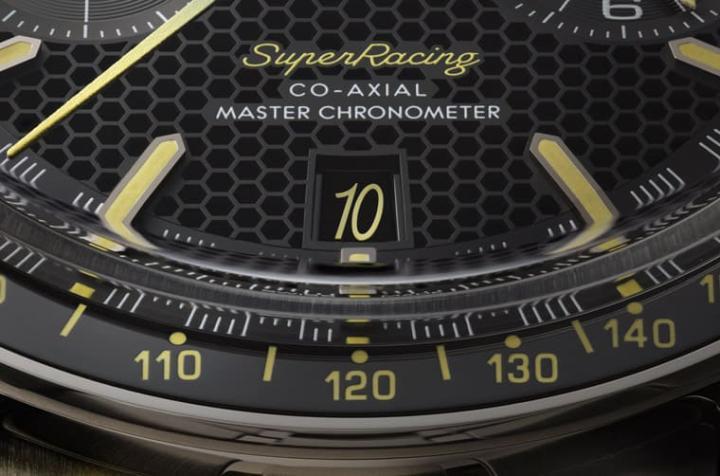 6点方向日期窗每到当月10日，佩戴者会发现其字体变成与”Speedmaster”字样相同，用以致敬>15,000高斯抗磁手表诞生十周年。