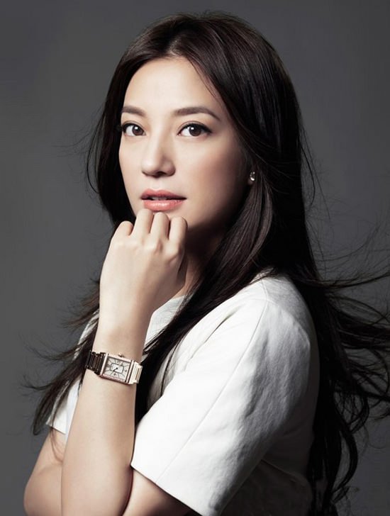2013年积家广告大片：积家品牌大使赵薇佩戴Grande Reverso Lady Ultra Thin大型Reverso超薄女装翻转腕表